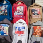 Camisetas y sudaderas con la cara de Trump, a la venta en Los Angeles