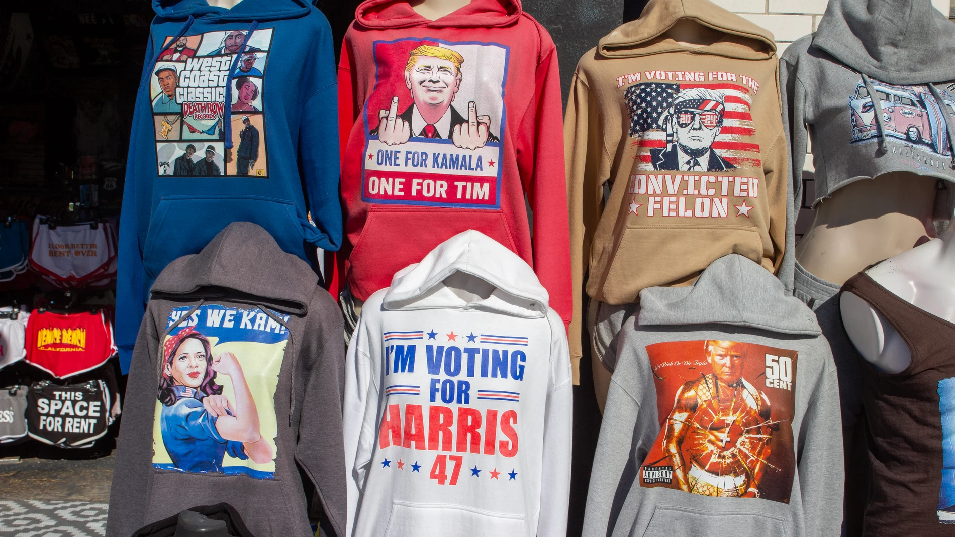 Camisetas y sudaderas con la cara de Trump, a la venta en Los Angeles