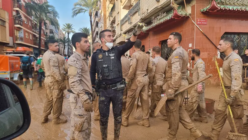 Efectivos de la Armada colaboran con la Policía Local en una de las zonas afectadas