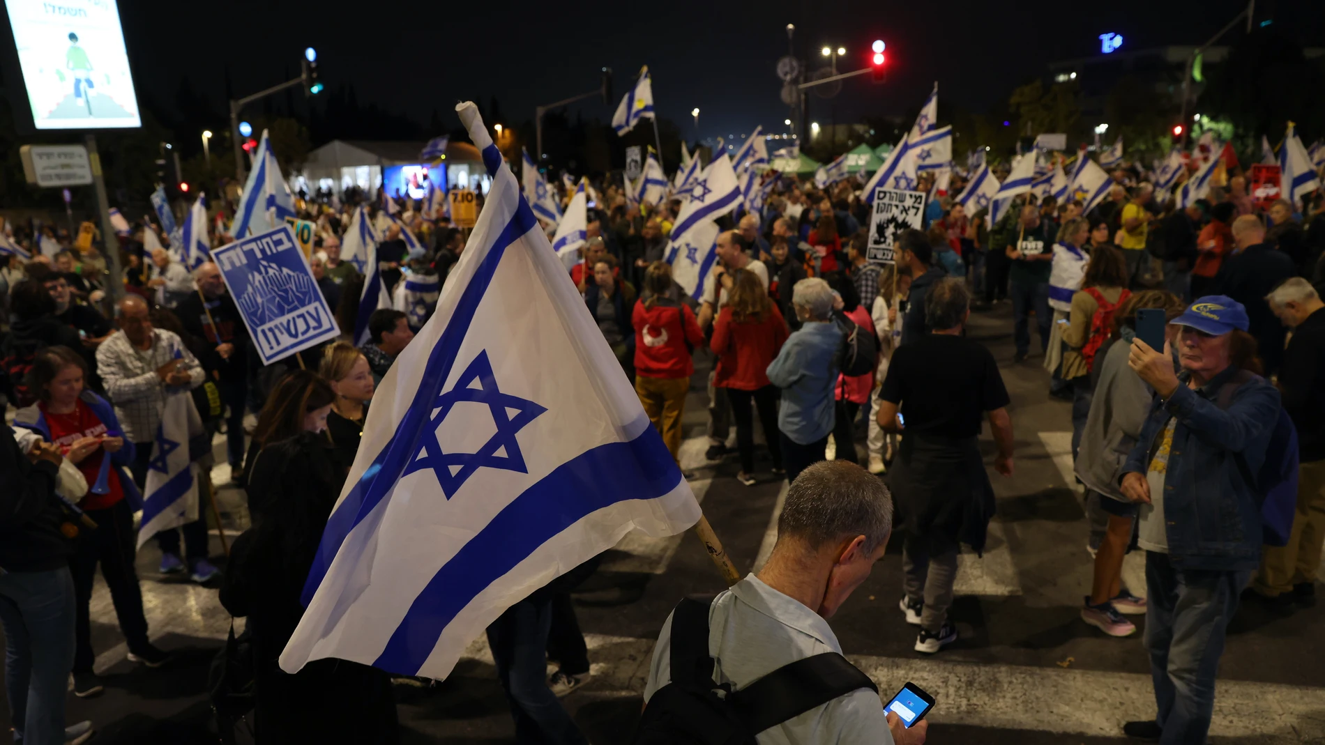 Jerusalem (-), 06/11/2024.- Anti-government demonstrators take part in a protest outside the Israeli Supreme Court in Jerusalem, 06 November 2024, a day after the Israeli prime minister fired Defense Minister Yoav Gallant. Israeli Prime Minister Netanyahu announced on 05 November 2024, that he fired Defense Minister Yoav Gallant and appointed Minister Yisrael Katz to the position, citing a 'crisis of trust' between him and Gallant. (Protestas, Jerusalén) EFE/EPA/VASSIL DONEV