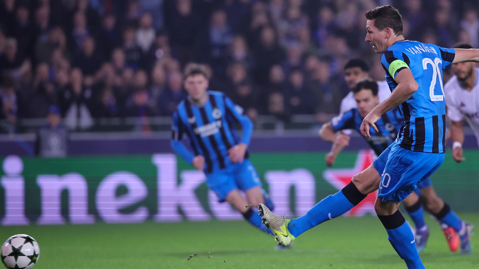 Bruges (Belgium), 06/11/2024.- Hans Vanaken of Club Brugge scores the 1-0 from the penalty spot during the UEFA Champions League League match between Club Brugge KV and Aston Villa, in Bruges, Belgium, 06 November 2024. (Liga de Campeones, Bélgica, Brujas) EFE/EPA/OLIVIER MATTHYS