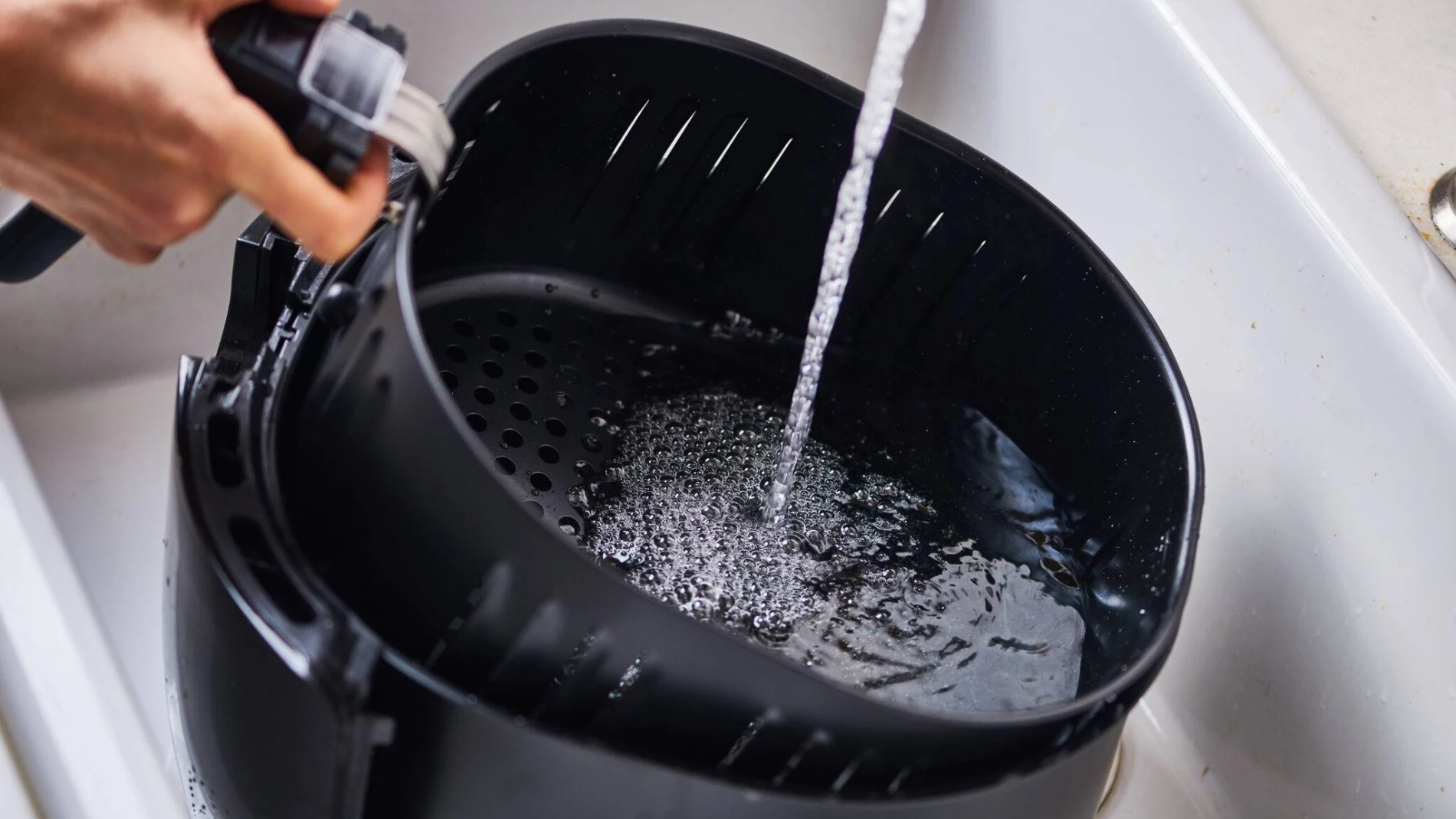 Ni con detergente ni con jabón: los dos únicos ingredientes de cocina que necesitas para limpiar la airfryer