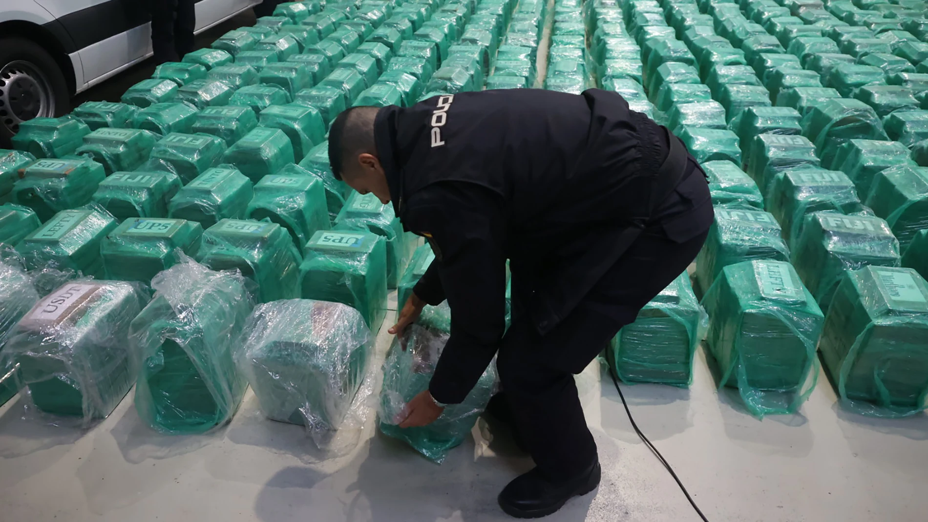 GRAFAND4389. ALGECIRAS (CÁDIZ), 06/11/2024.- Un agente coloca parte del material incautado durante una operación conjunta de la Policía Nacional y el Servicio de Vigilancia Aduanera que se ha saldado con la incautación de 13 toneladas de cocaína en un contenedor en el puerto de Algeciras (Cádiz), la mayor en la historia del narcotráfico en España. EFE/A.Carrasco Ragel