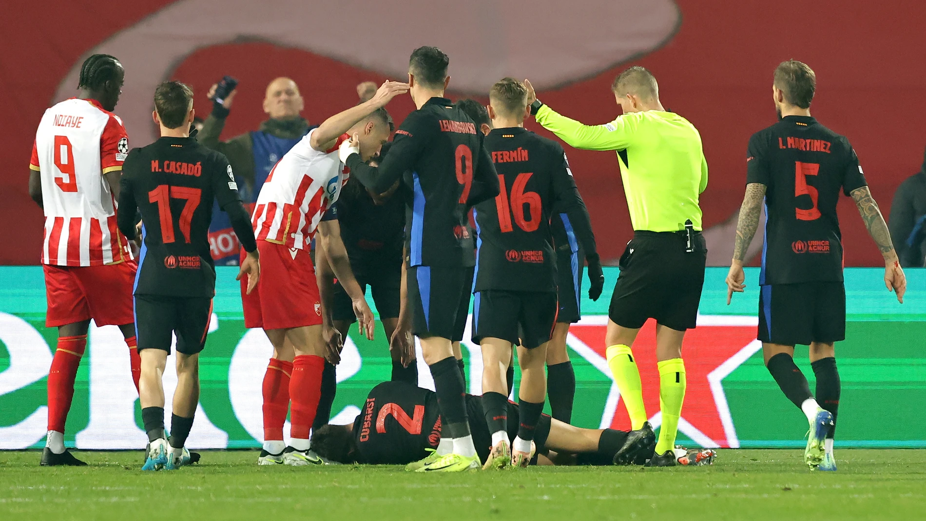 Belgrade (Serbia), 06/11/2024.- Pau Cubarsi of Barcelona lies on the pitch injured during the UEFA Champions League league phase match between FC Crvena zvezda and FC Barcelona, in Belgrade, Serbia, 06 November 2024. (Liga de Campeones, Belgrado) EFE/EPA/ANDREJ CUKIC