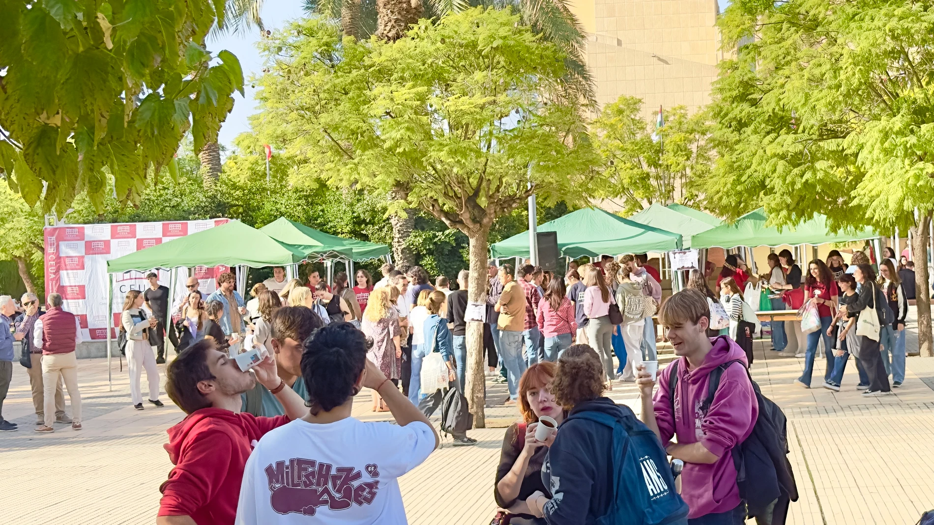 Imagen de la chocolata en la Universidad de Alicante para recaudar fondos y colaborar con los daminificados por la DANA