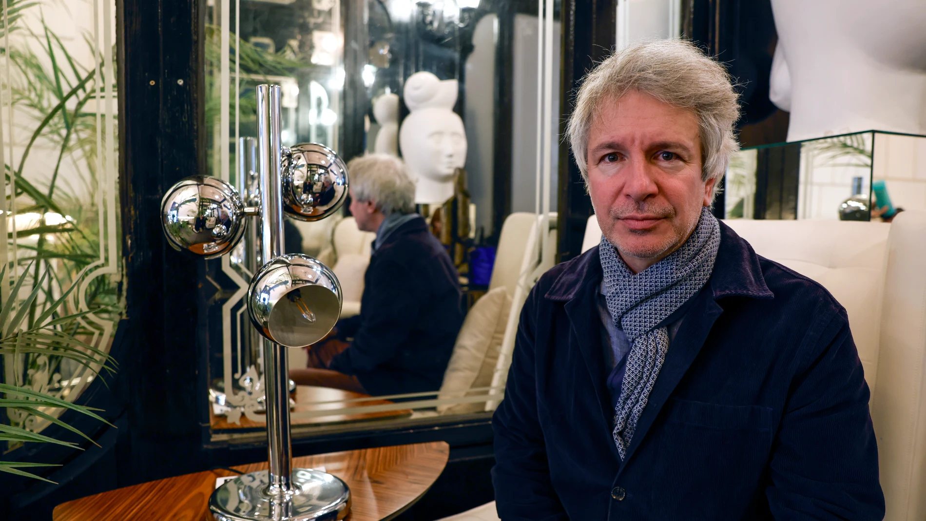 MADRID, 06/11/2024.- El escritor francés Eric Vuillard, que acaba de publicar en España su novela 'Conquistadores', sobre la conquista española de Perú y la caída del imperio inca, durante la entrevista mantenida este miercoles en Madrid. EFE/Javier Lizon