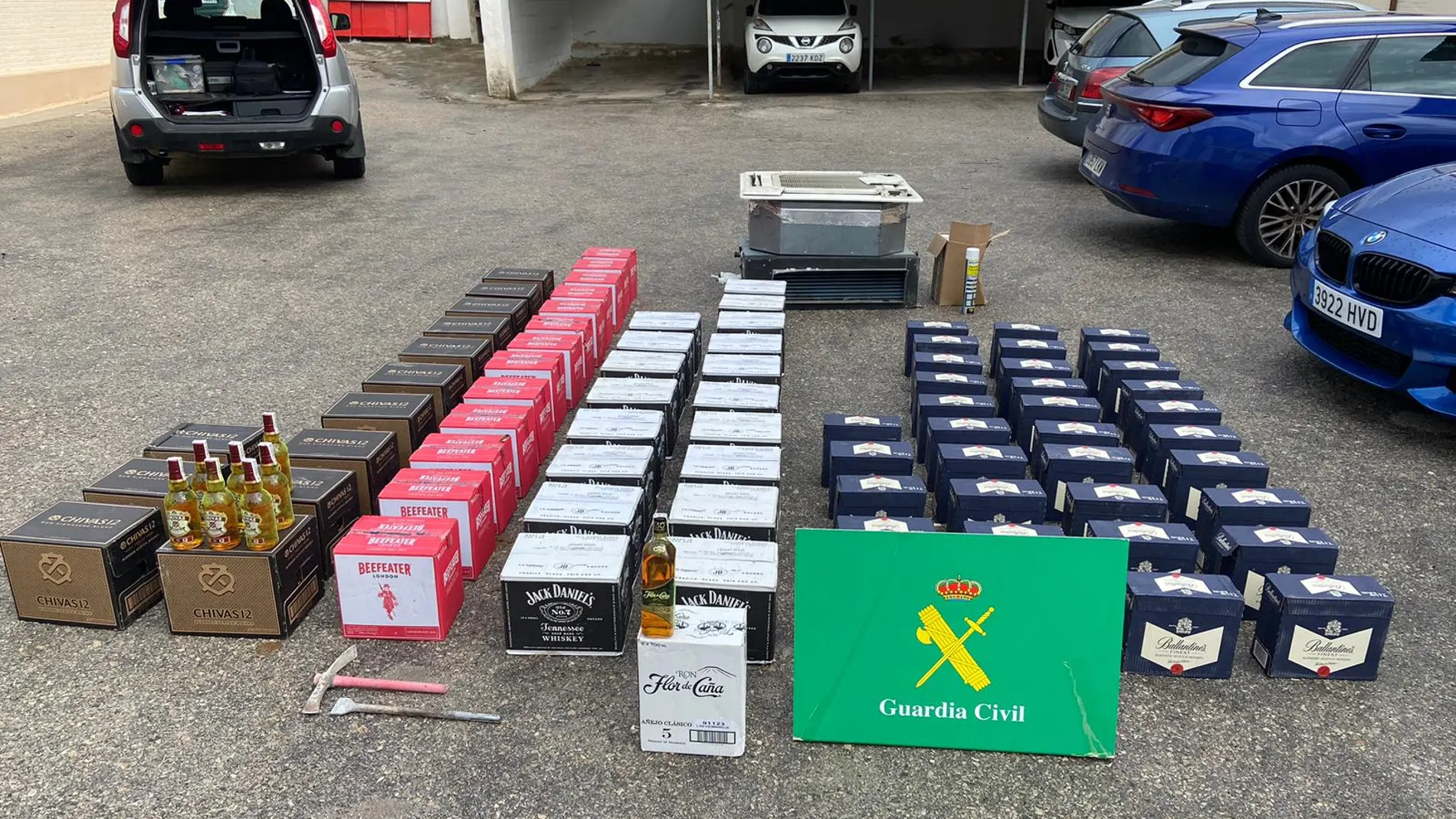 Roban 700 botellas de whisky y ron en Atarfe, se chocan con la furgoneta robada y huyen corriendo antes de que llegue la Guardia Civil