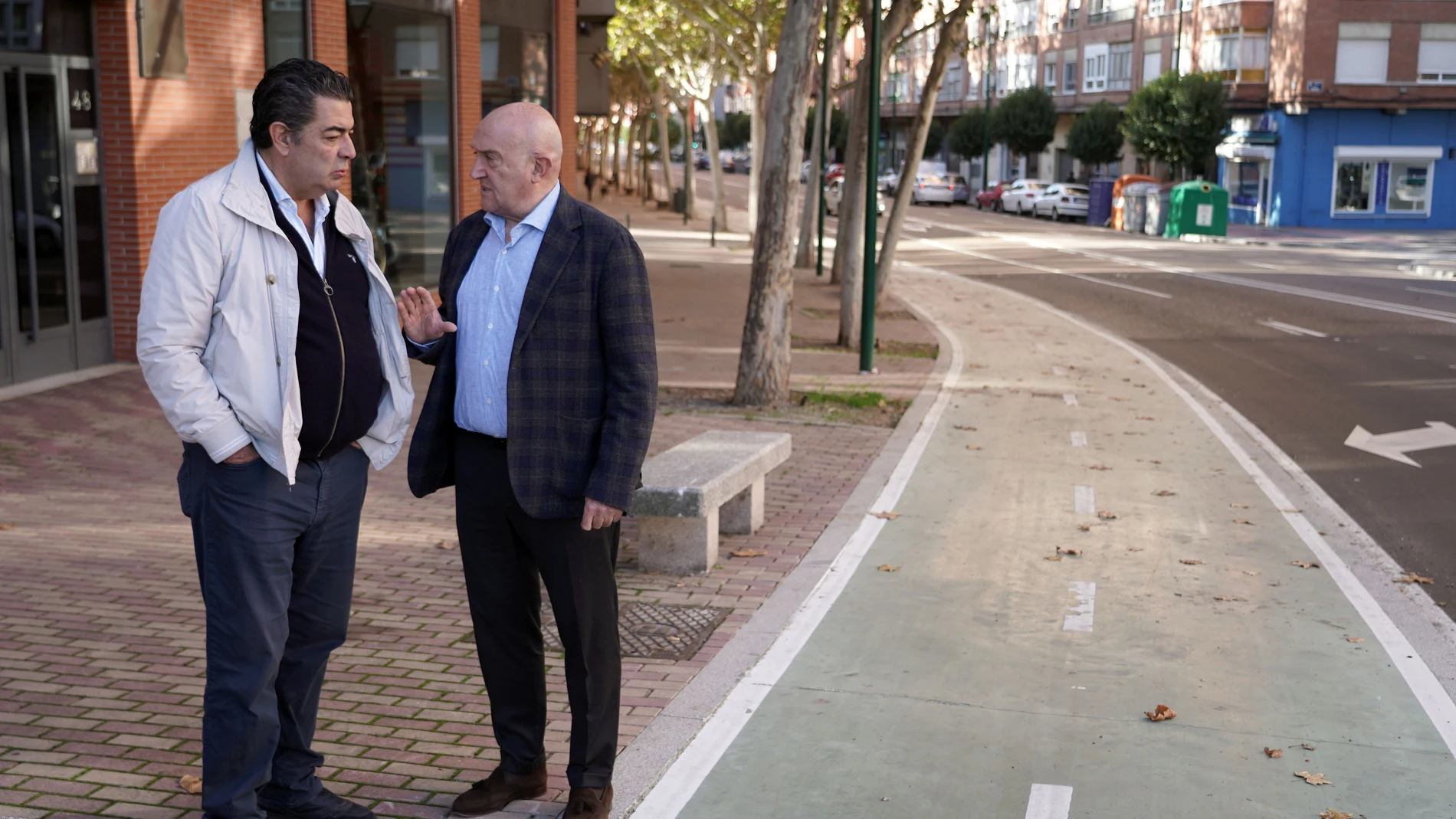 El alcalde de Valladolid, Jesús Julio Carnero, y el concejal de Urbanismo, Alberto Gutiérrez Alberca, visitan las obras del carril bici del paseo de Juan Carlos I, en el tramo comprendido entre la avenida de Soria y la calle Canterac.