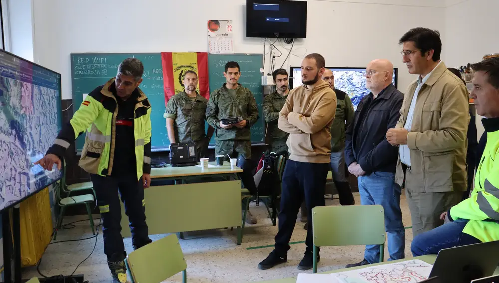 El vicepresidente segundo, José Manuel Caballero, ha visitado la oficina de atención para los afectados de la DANA en Letur (Albacete)