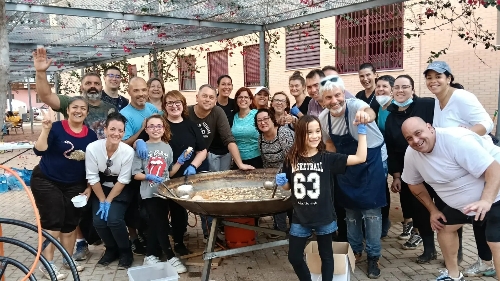 El cocinero palentino Víctor Carranza prepara comida a diario en la zona para los más afectados por las inundaciones