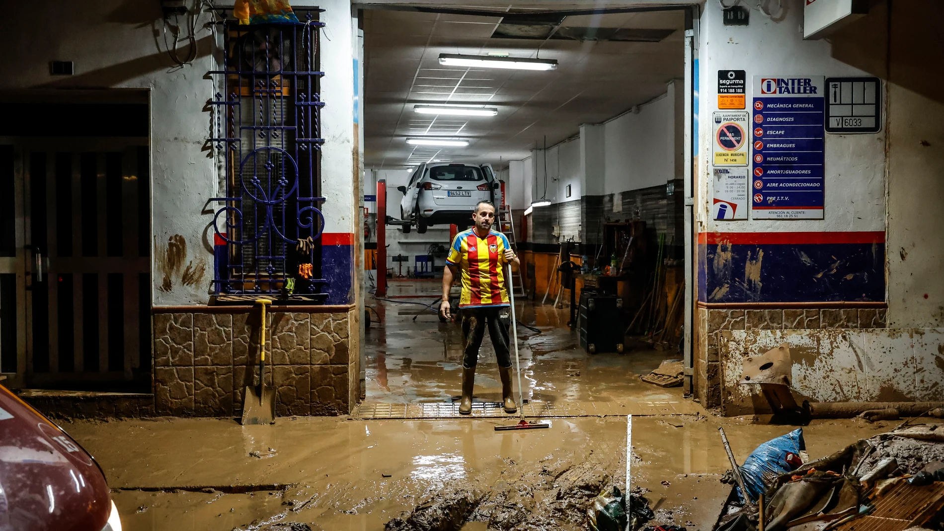 Una persona limpia su taller, a 6 de noviembre de 2024, en Paiporta, Valencia, Comunidad Valenciana (España). Valencia ha sido testigo de un incremento en el número de robos aprovechando que los locales de las zonas afectadas por la DANA están completamente destrozados y cuentan con poca vigilancia nocturna. Vecinos y comerciantes de la localidad valenciana de Paiporta han mostrado su temor por la creciente inseguridad que están viviendo cada noche. Por ello, se han visto obligados a tomar me...