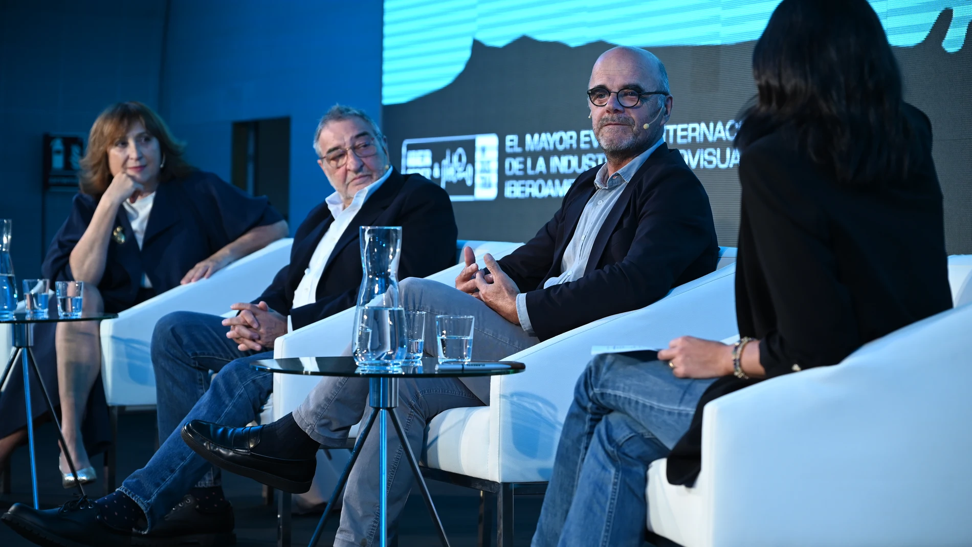 Los ponentes, moderados por la periodista Pina Mezzera, editora de «C21 Media»