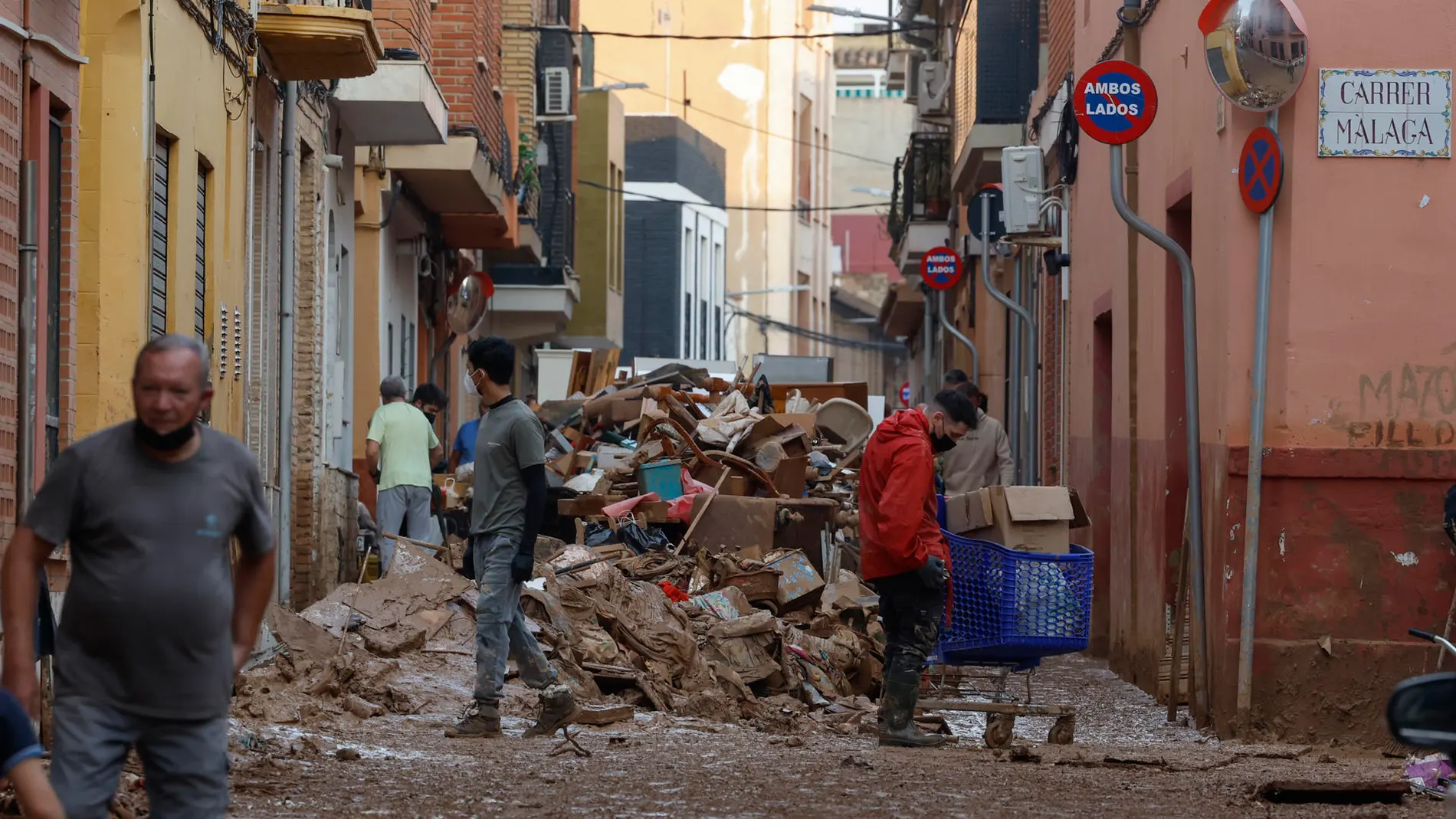 Retirada de enseres durante las labores de limpieza en una calle en Catarroja, Valencia, hoy miércoles