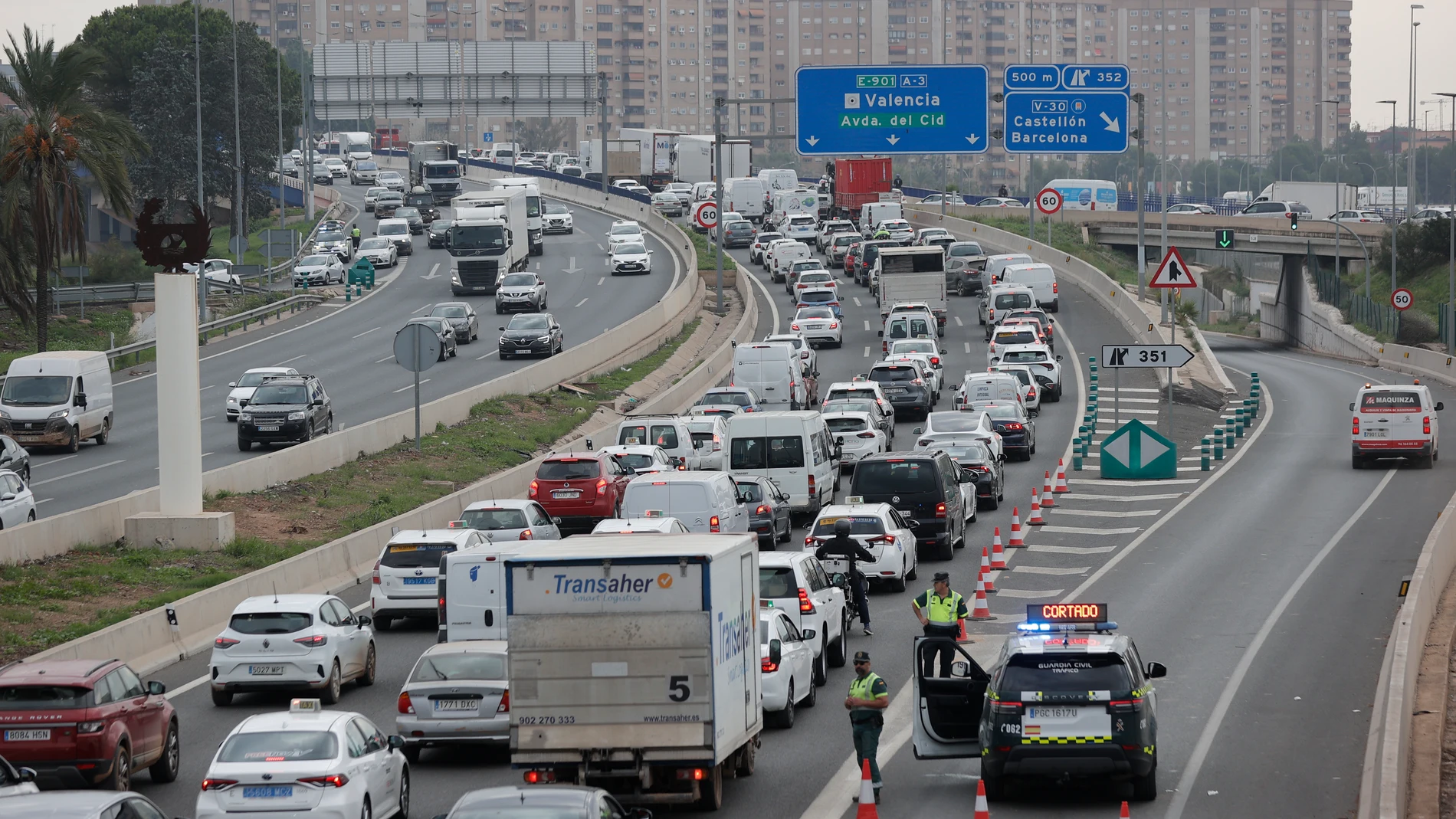 VALENCIA, 06/11/2024.- Tráfico muy denso de entrada a Valencia en la A3, este miércoles. EFE/ Manuel Bruque