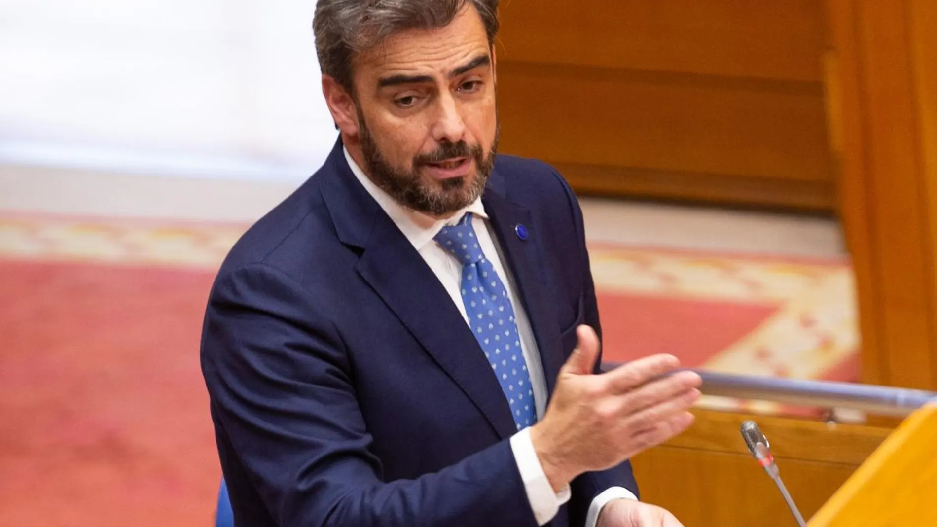 Diego Calvo interviniendo en el Parlamento de Galicia
