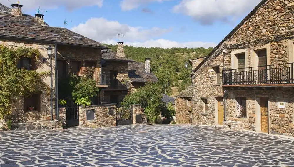 Valverde de los Arroyos pertenece a los pueblos de la arquitectura negra de Guadalajara