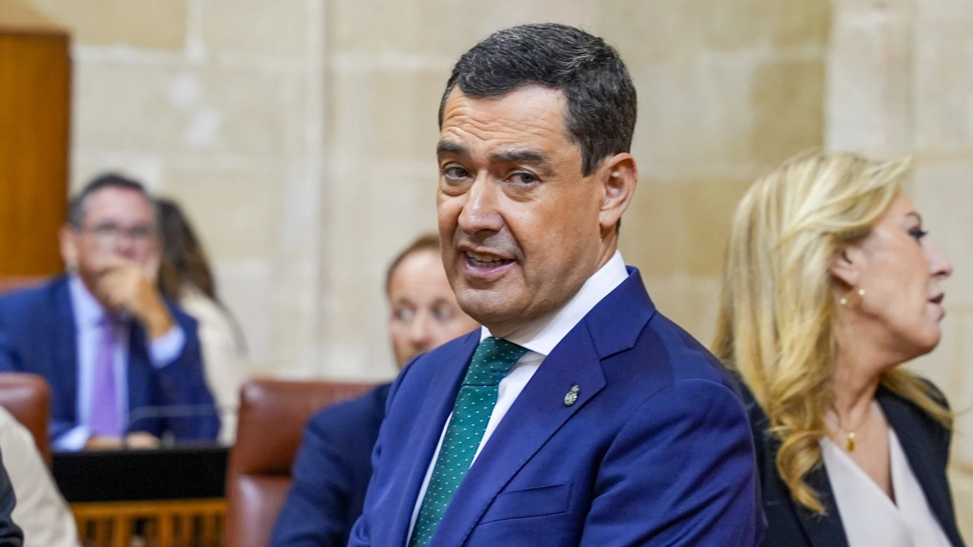 El presidente de la Junta de Andalucía, Juanma Moreno, junto a la portavoz y consejera de Economía, Hacienda y Fondos Europeos, Carolina España