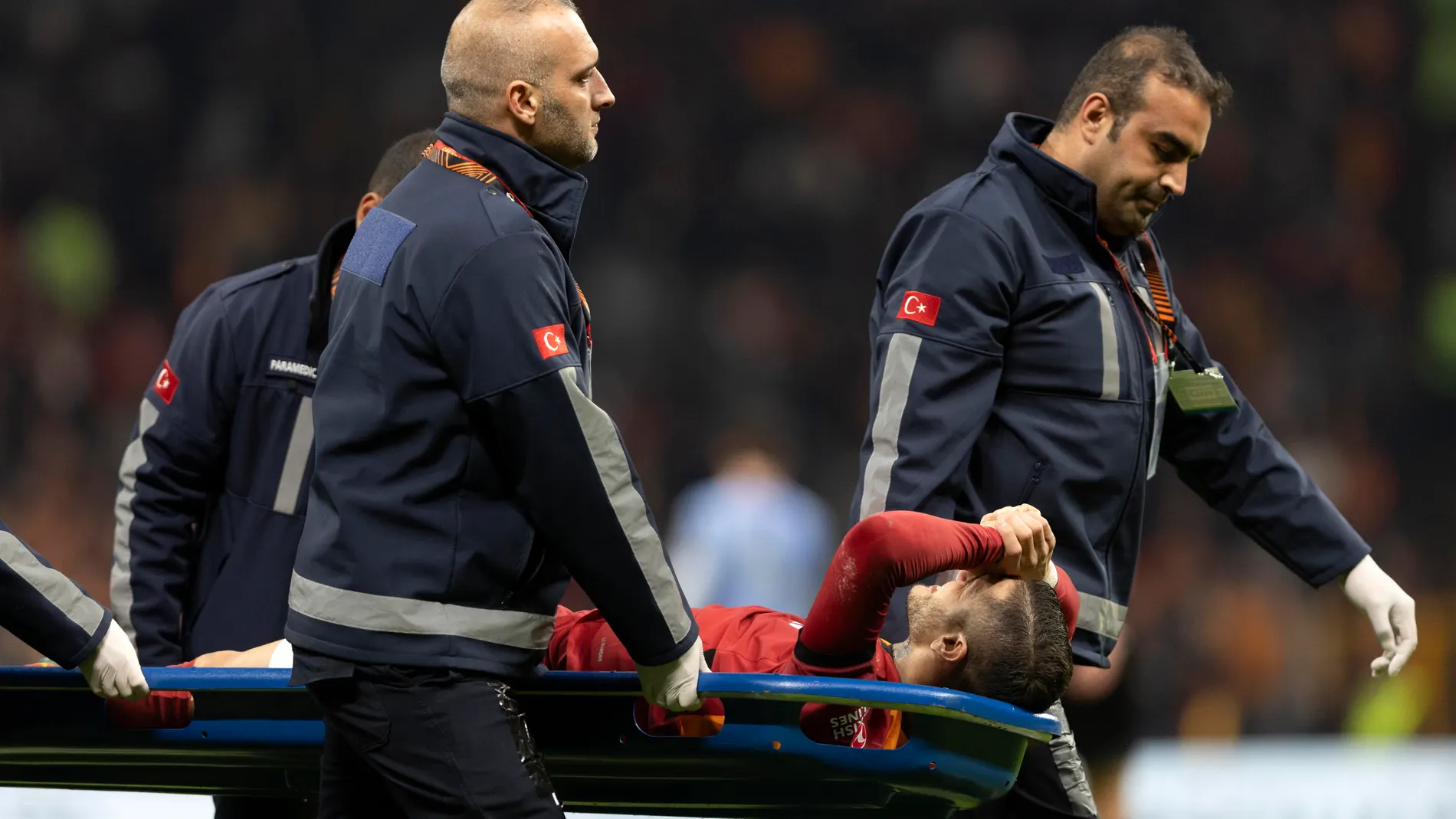 Istanbul (Turkey), 07/11/2024.- Medics carry Mauro Icardi of Galatasaray after an injury during the UEFA Europa League match between Galatasaray SK and Tottenham Hotspur in Istanbul, Turkey, 07 November 2024. (Turquía, Estanbul) EFE/EPA/TOLGA BOZOGLU