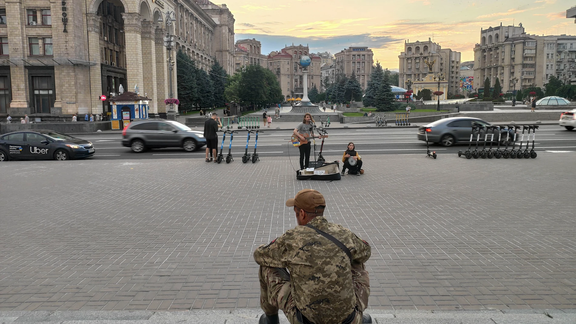 -FOTODELDÍA- KIEV (UCRANIA), 06/11/2024.-Un soldado escucha a artistas callejeros tocando música en la Plaza de la Independencia de Kiev. Mientras la movilización obligatoria no logra satisfacer las necesidades del Ejército ucraniano, en medio de los planes para reclutar 160.000 soldados más, se intensifica el debate en torno a las formas de invertir esta tendencia. Al tiempo que cientos de miles de voluntarios con motivación patriótica se unieron al Ejército de Ucrania al comienzo de la inva...