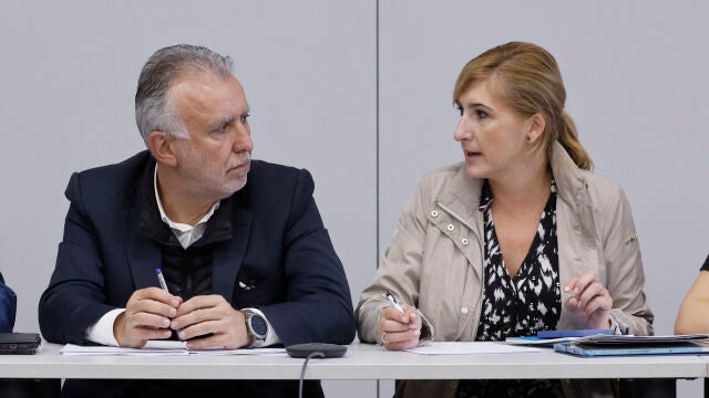 El ministro de Política Territorial, Ángel Víctor Torres (i) y la consellera de Interior, Salomé Pradas (d) asisten a la reunión del Centro de Coordinación Operativo Integrado (CECOPI) de la Comunitat Valenciana 