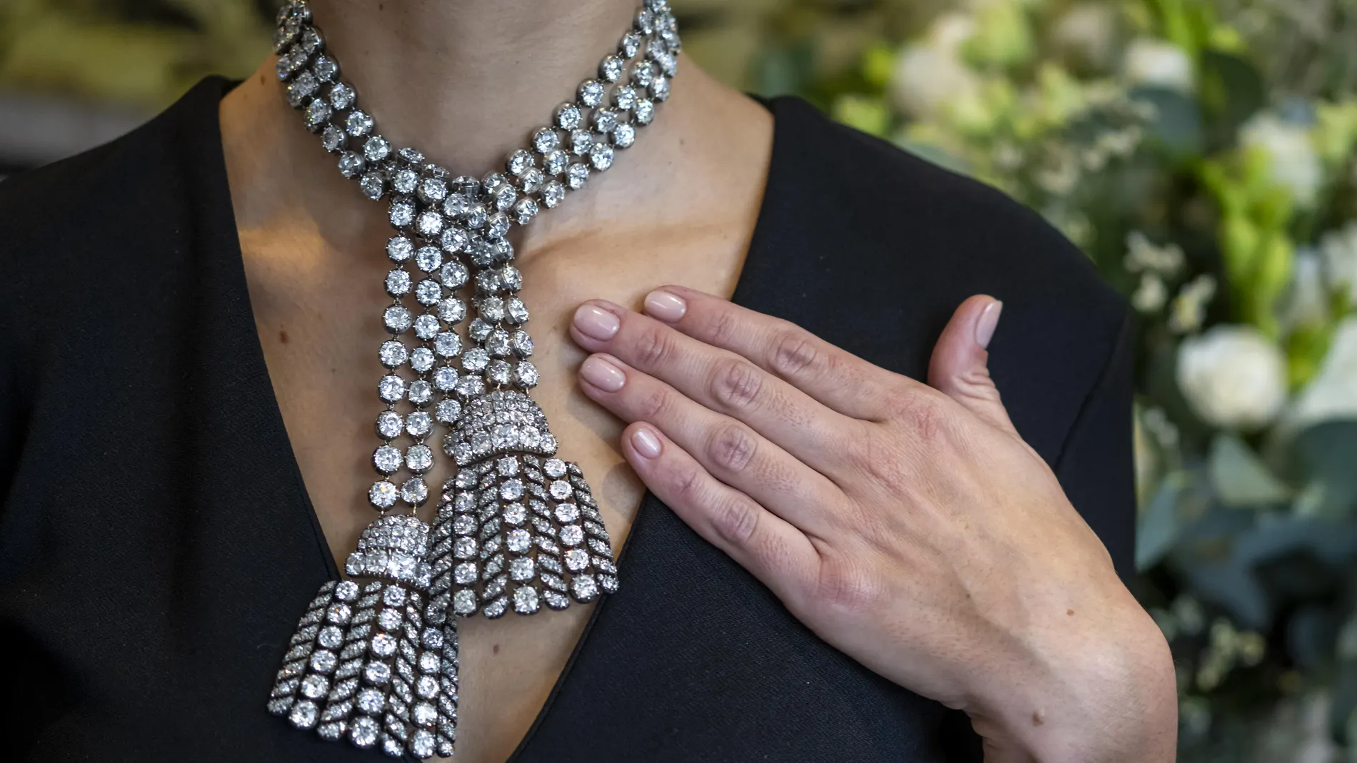 Geneva (Switzerland), 07/11/2024.- A Sotheby's employee displays a rare, historic and highly important 18th century jewel, formerly in the collection of the Marquess of Anglesey, during a preview at Sotheby's in Geneva, Switzerland, 07 November 2024. It is estimated to sell at 1,600,000 - 2.200.000 Swiss Francs (1,695,838 - 2,331,778 euros) during an auction that will take place in Geneva on 13 November. (Suiza, Ginebra) EFE/EPA/MARTIAL TREZZINI