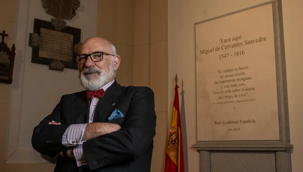 El historiador Alfredo Alvar, junto a la tumba de Miguel de Cervantes