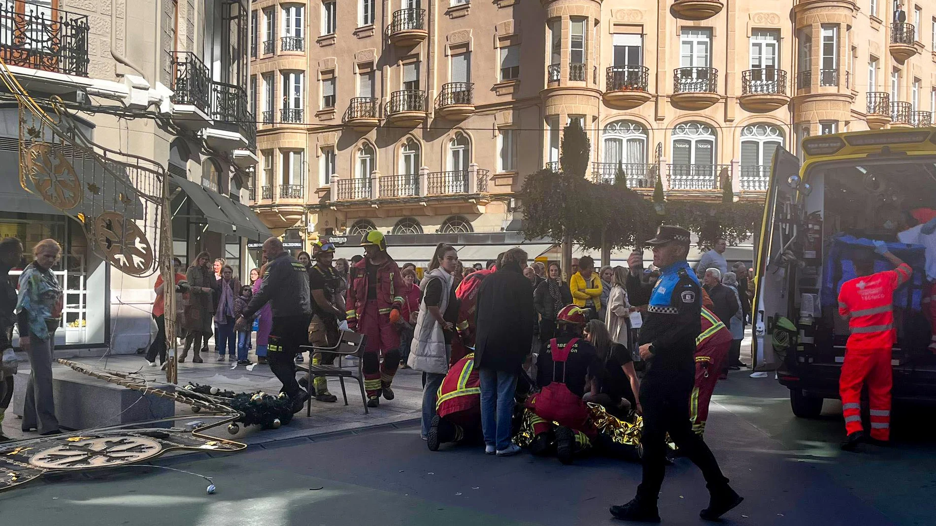 El hombre herido es atendido tras recibir el impacto