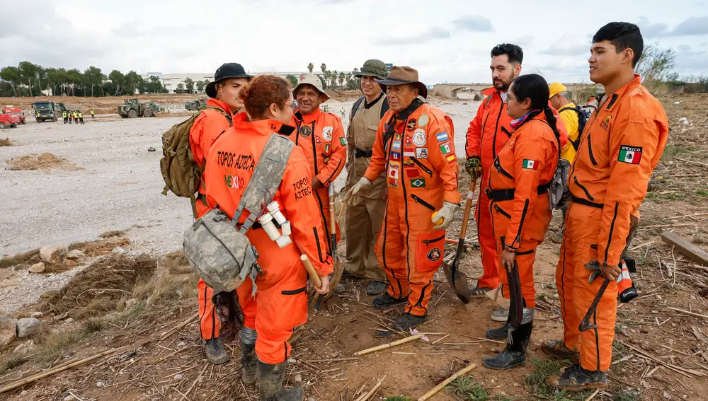 Un grupo de rescatistas mexicanos de la Brigada Internacional de Rescate Topos Azteca en tareas de búsqueda y rescate en la rambla del Poyo (Valencia)