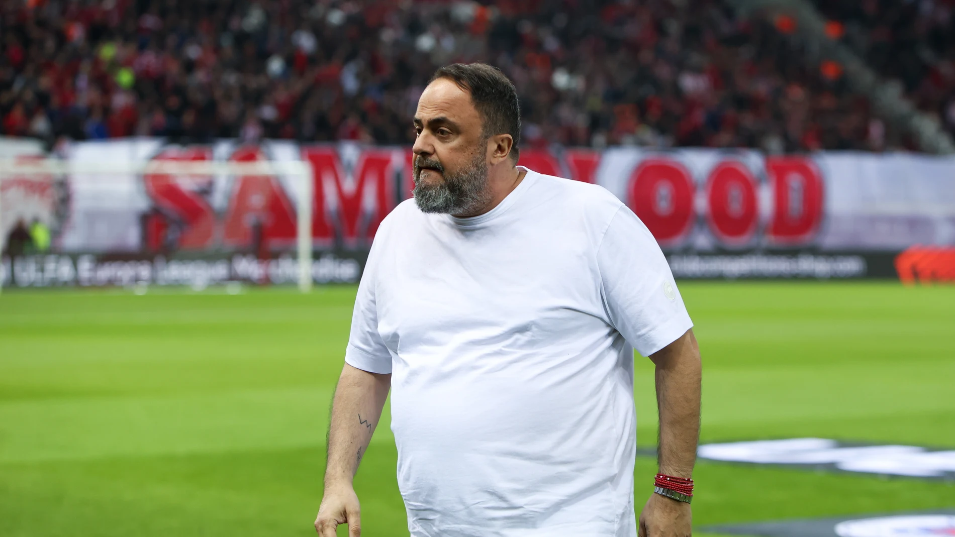 Piraeus (Greece), 07/11/2024.- Evangelos Marinakis, owner of Olympiacos, walks on the pitch ahead of the UEFA Europa League soccer match between Olympiacos Piraeus and Rangers, in Piraeus, Greece, 07 November 2024. (Grecia, Pireo) EFE/EPA/GEORGIA PANAGOPOULOU