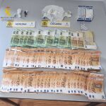 Dinero y sustancias incautadas en el domicilio.