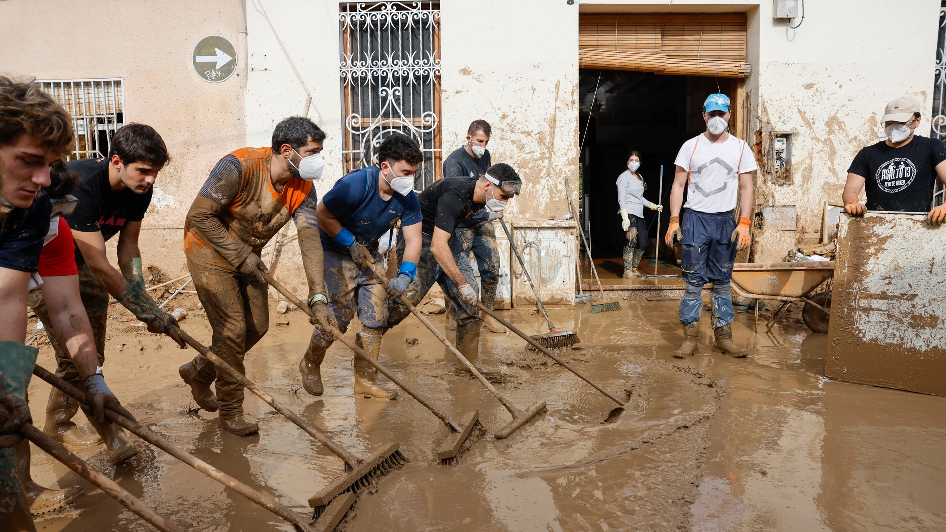 MASANASA (VALENCIA), 07/11/2024.- Voluntarios barren el lodo de una calle de Masanasa, Valencia, este jueves. Los pueblos de Valencia asolados por la dana afrontan el noveno día después de la catástrofe sumidos en un goteo incesante de llegada tanto de ayuda humanitaria como profesional y de maquinaria pesada, para intentar recuperar infraestructuras, colegios, zonas industriales y vías de comunicación mientras continúa la búsqueda de desaparecidos. EFE/Ana Escobar