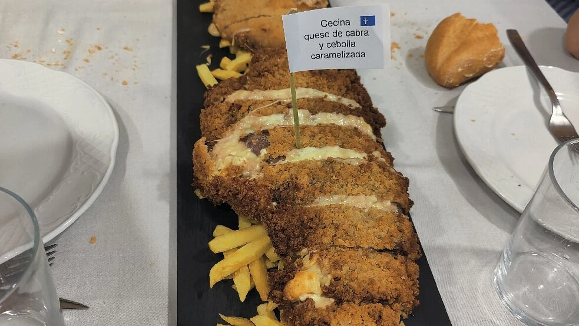 El enorme cachopo que sirven en un restaurante de Madrid.