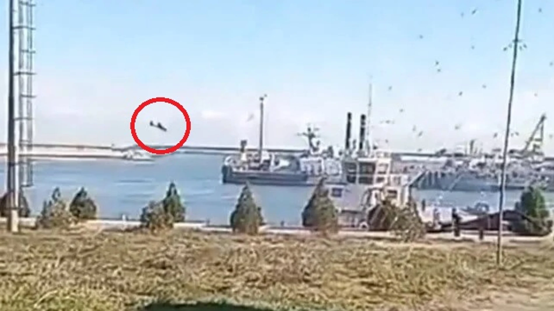 Imagen del dron antes de impactar contra los barcos situados en el puerto en el Mar Caspio