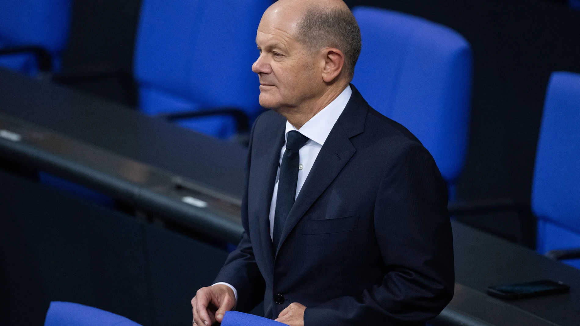 07 November 2024, Berlin: German Chancellor Olaf Scholz stands attends the swearing-in of the new Finance Minister Joerg Kukies in the Bundestag. Photo: Christophe Gateau/dpa07/11/2024 ONLY FOR USE IN SPAIN
