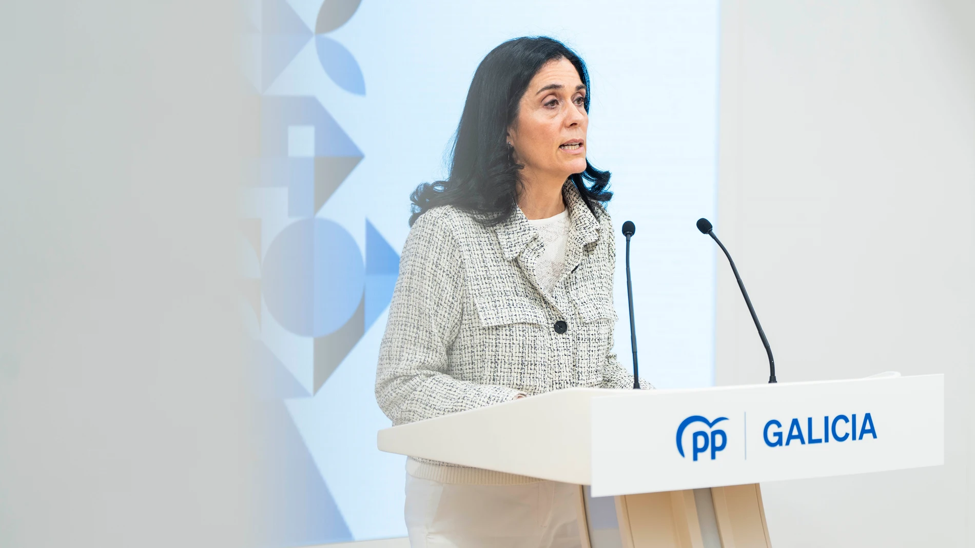 La secretaria general del PPdeG, Paula Prado, en rueda de prensa. REMITIDA / HANDOUT por PPDEG Fotografía remitida a medios de comunicación exclusivamente para ilustrar la noticia a la que hace referencia la imagen, y citando la procedencia de la imagen en la firma 07/11/2024