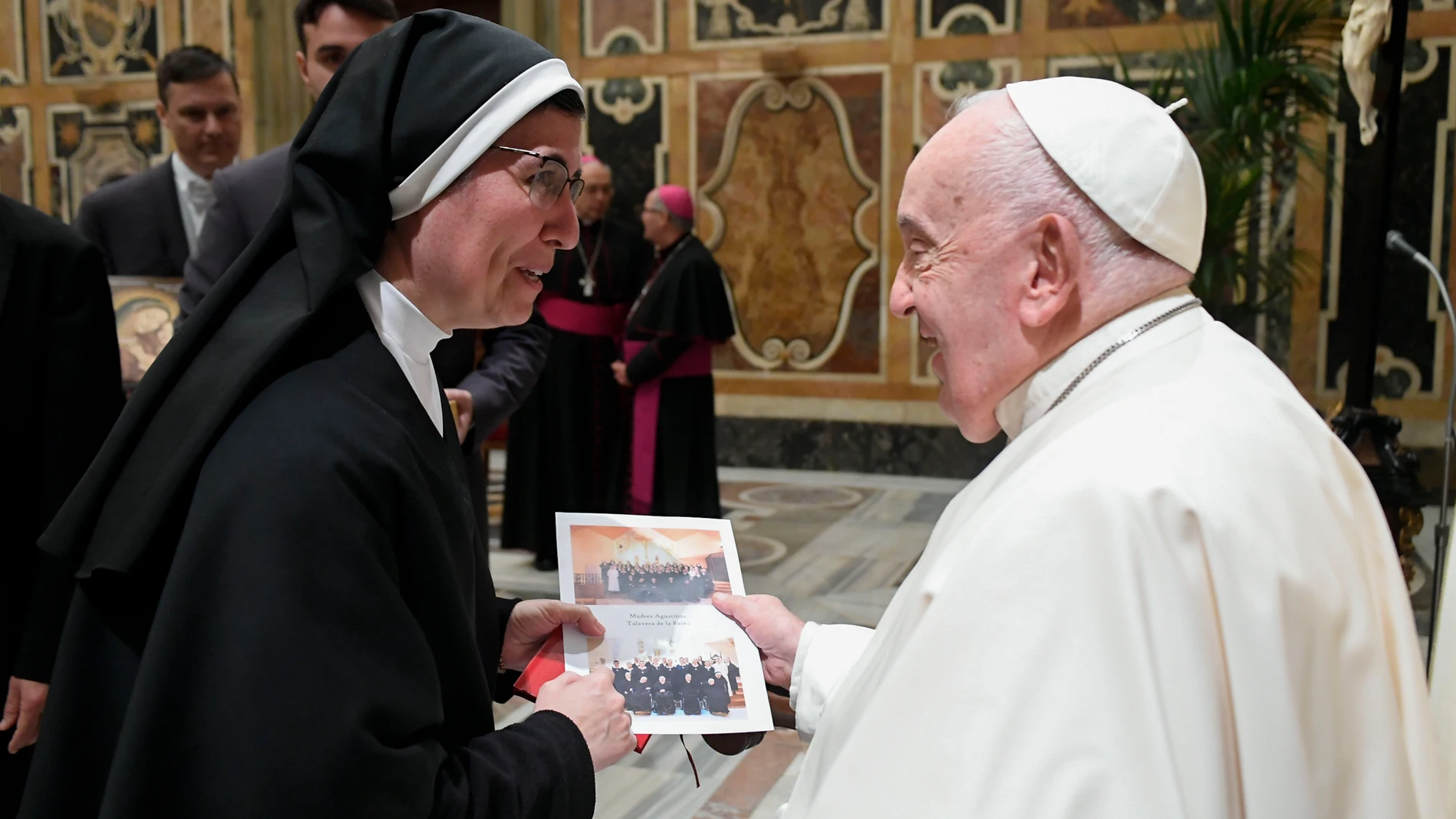 El Papa Francisco ha recibido este jueves a una representación del Convento de Agustinas de Talavera de la Reina (Toledo), que celebraron el año pasado el 450 aniversario de su fundación, y les ha pedido "tener en el corazón las necesidades de los demás".EFE/ Mario Tomassetti/Dicasterio para la Comunicación del Vaticano SOLO USO EDITORIAL/SOLO DISPONIBLE PARA ILUSTRAR LA NOTICIA QUE ACOMPAÑA (CRÉDITO OBLIGATORIO)