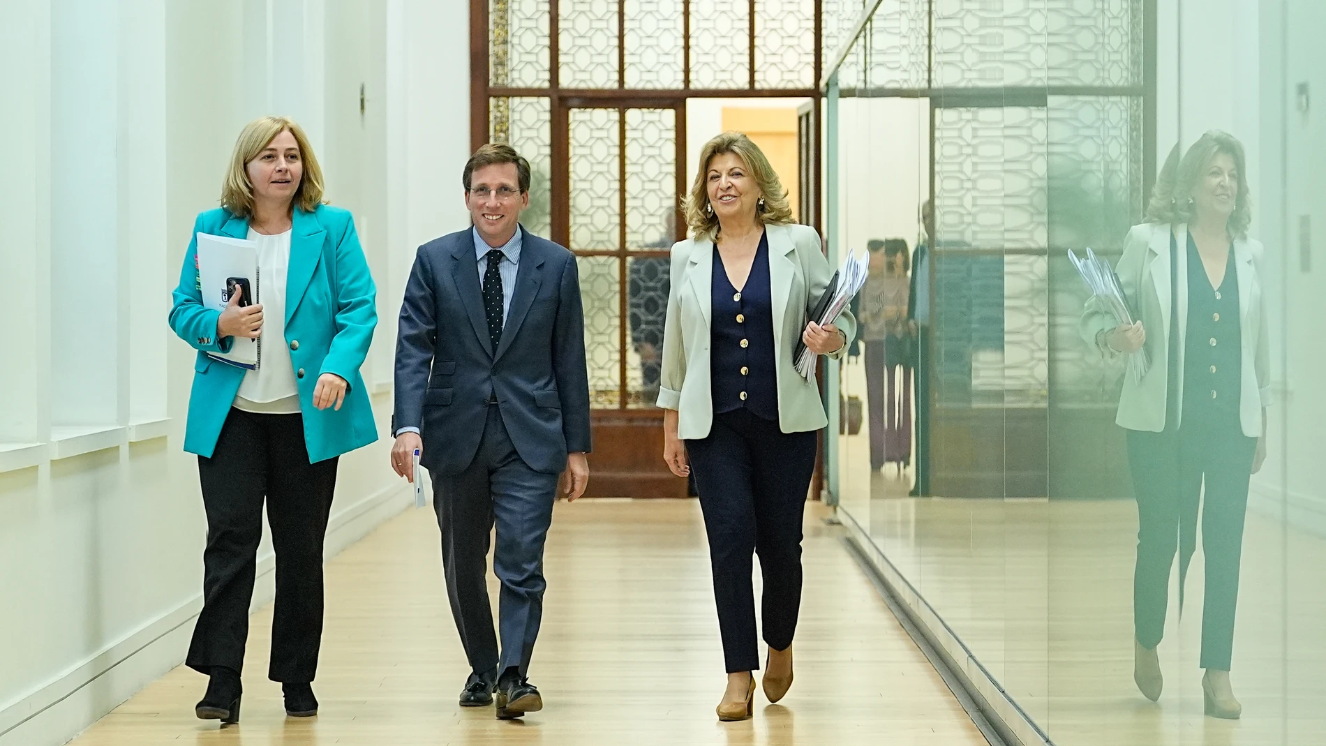 De izquierda a derecha, Inma Sanz, José Luis Martínez-Almeida y Engracia Hidalgo, esta mañana, en el Palacio de Cibeles