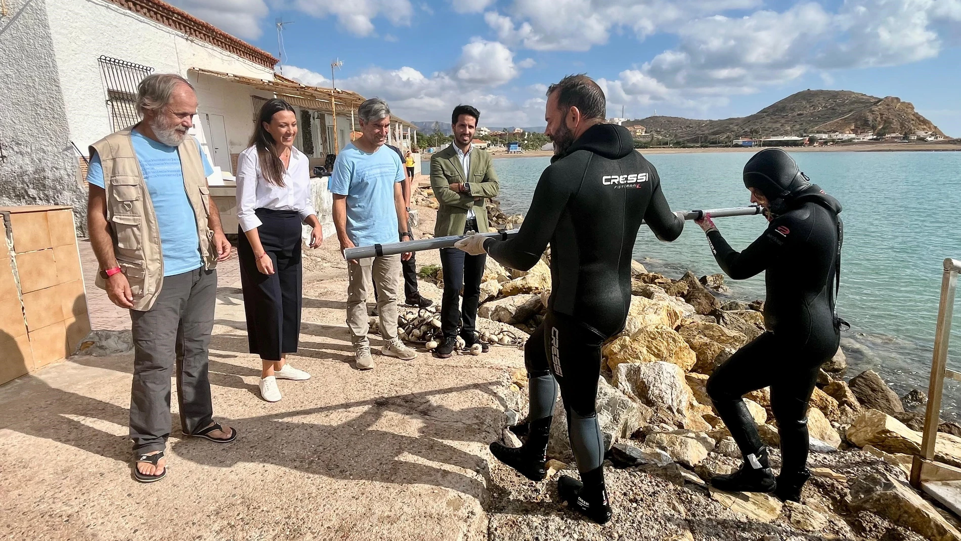 Los submarinistas extraen la última pieza del pecio para su traslado al Museo de Arqueología Subacuática de Cartagena. REMITIDA / HANDOUT por GOBIERNO REGIONAL Fotografía remitida a medios de comunicación exclusivamente para ilustrar la noticia a la que hace referencia la imagen, y citando la procedencia de la imagen en la firma 07/11/2024
