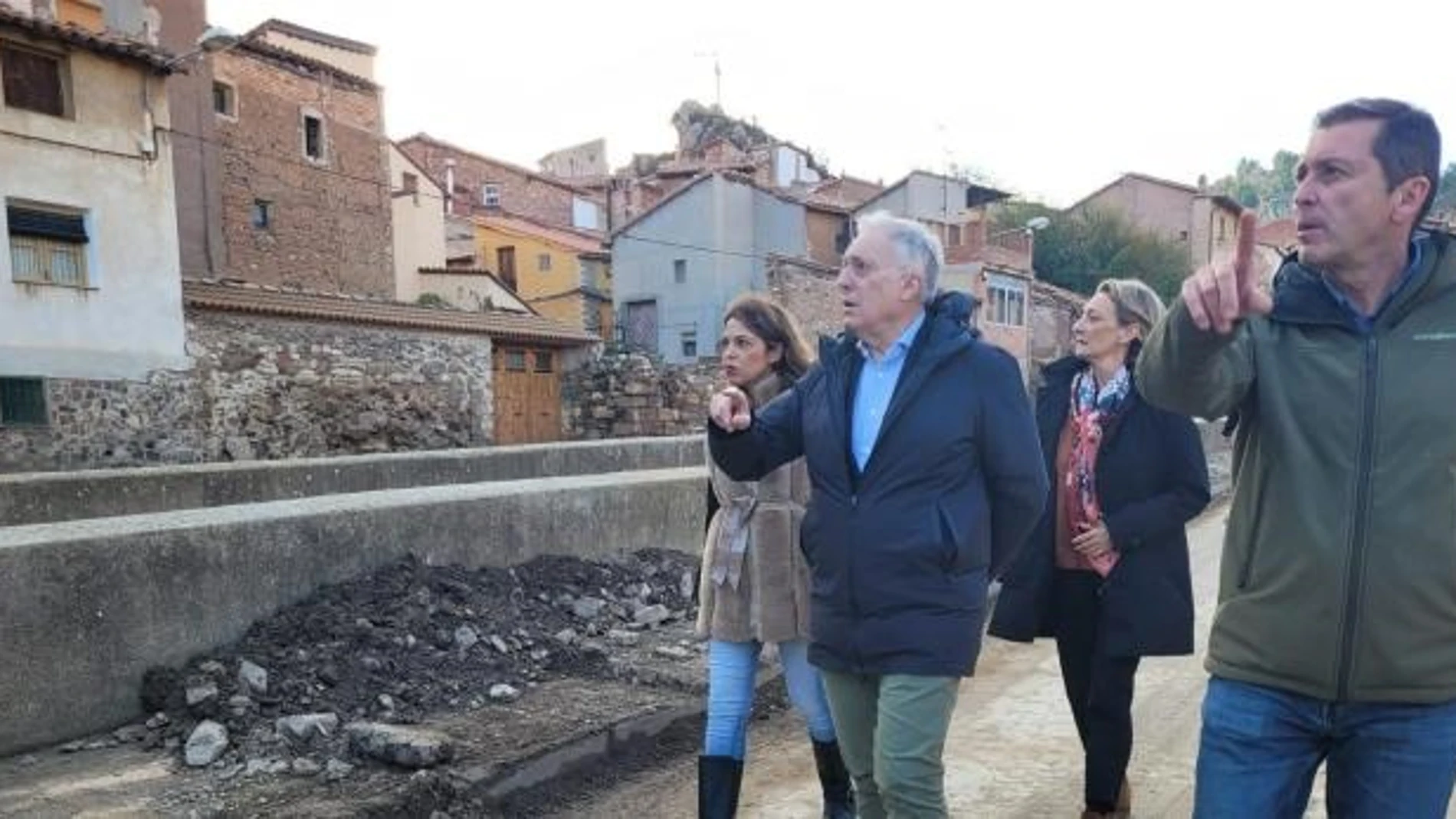 El consejero de Fomento, Octavio López, ha comprobado los daños de la DANA en Montalbán, junto a su alcalde, la directora general de Administración Local, Marina Sevilla, y la directora gerente de SVA, Inmaculada Aured. REMITIDA / HANDOUT por GOBIERNO DE ARAGÓN Fotografía remitida a medios de comunicación exclusivamente para ilustrar la noticia a la que hace referencia la imagen, y citando la procedencia de la imagen en la firma 07/11/2024