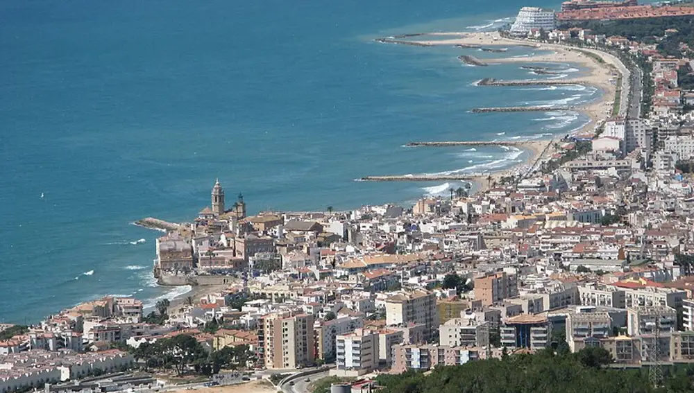 La costa de Sitges vista desde lejos