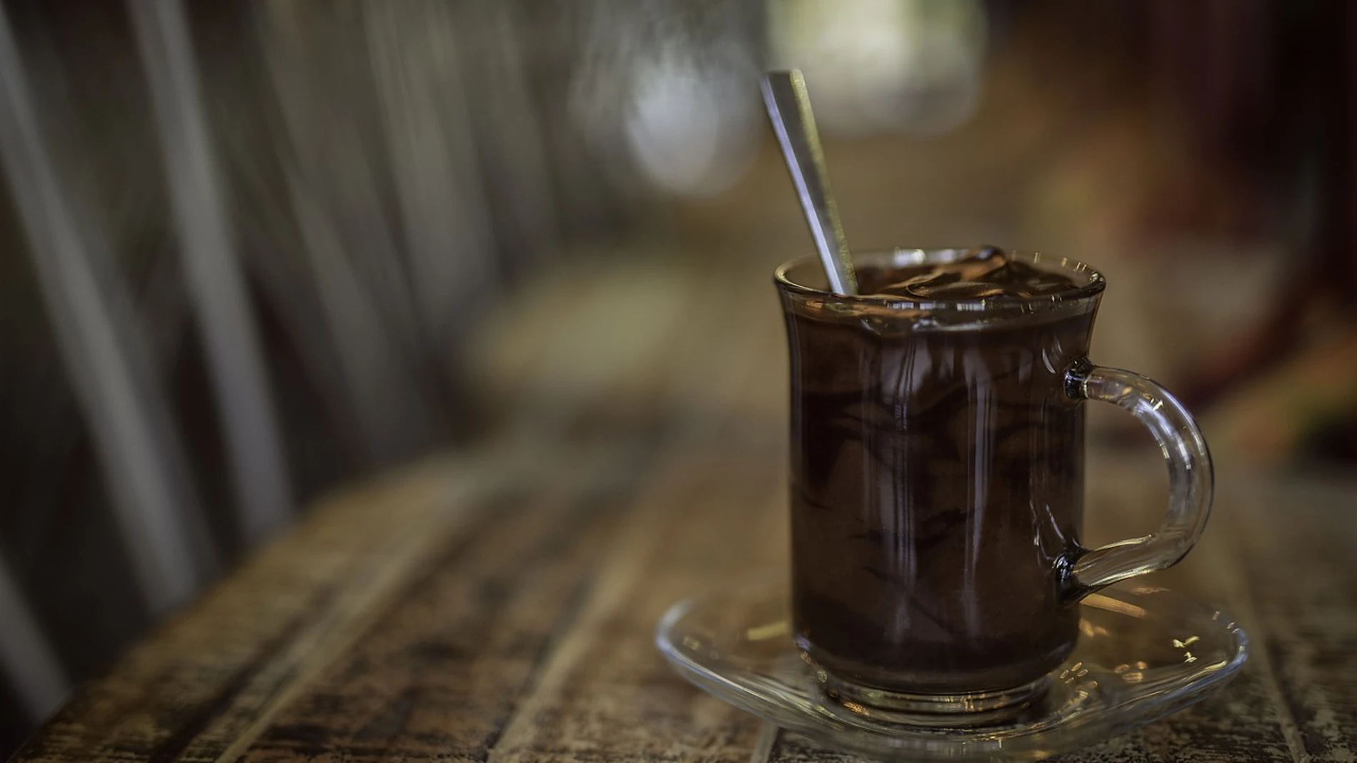 Bebida en taza con pajita