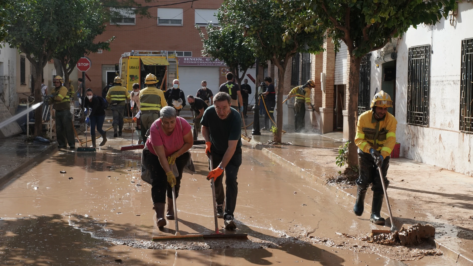 Efectivos de Castilla y León trabajan en labores de limpieza en las calles de Aldaya (Valencia) junto a los vecinos y voluntarios
