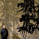 El artista Ai Weiwei, ayer junto a su obra «La comedia humana»