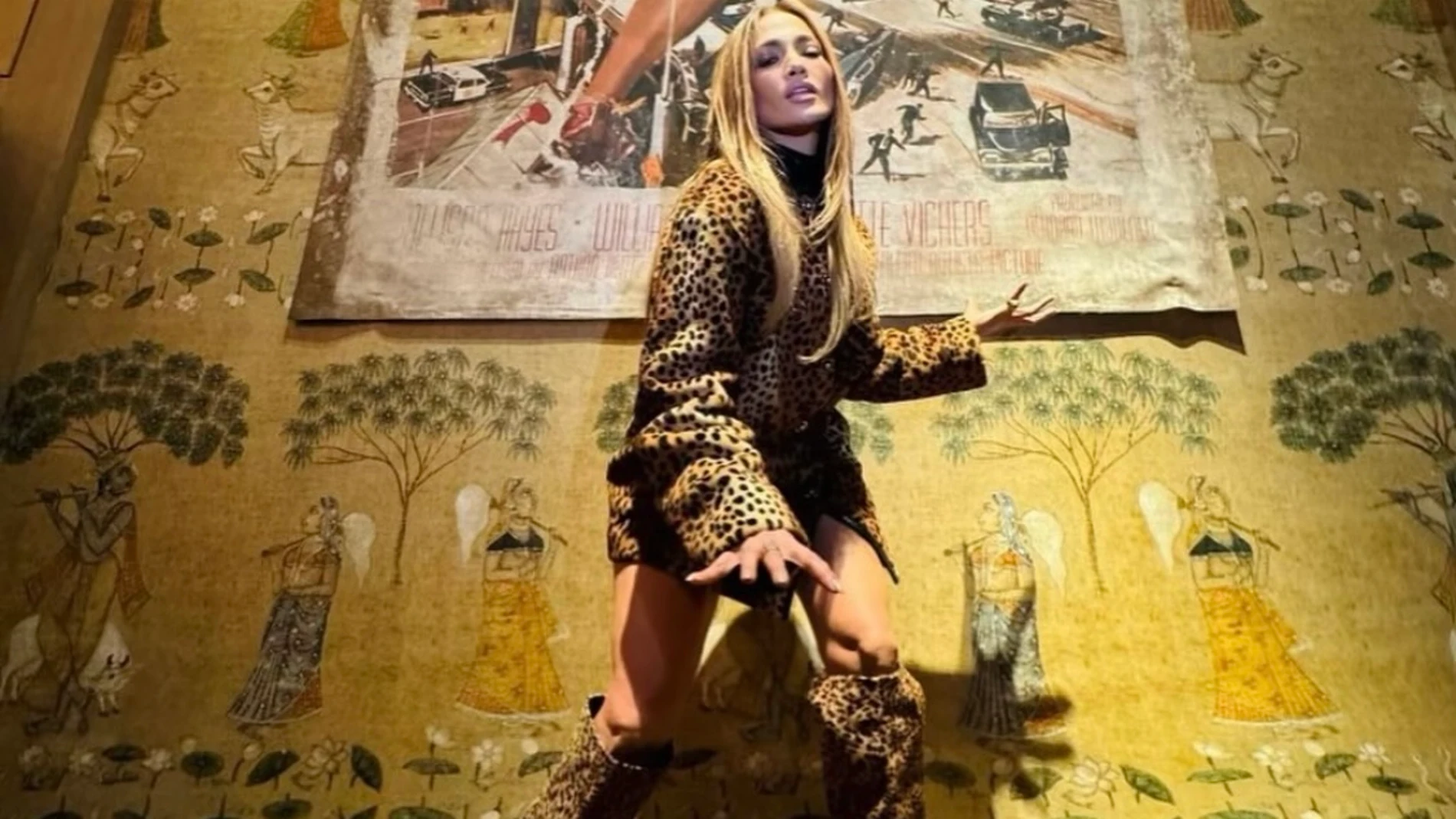 Jennifer López con botas de leopardo.