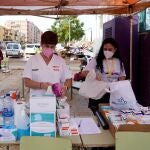 Voluntarios organizan cajas de medicamentos en un instituto habilitado como centro sanitario, a 5 de noviembre de 2024, en Sedavi, Valencia, Comunidad Valenciana (España). Hoy, se cumple una semana desde que la DANA arrasara la Comunitat Valenciana. Hasta el momento, hay 211 víctimas mortales y cuantiosos daños materiales en alrededor de 70 municipios de la provincia de Valencia, desde donde todavía hoy se siguen retirando enseres, vehículos y haciendo achiques de agua. Se ha restablecido ya el 98% del servicio eléctrico y el 93% de la población afectada ya dispone de suministro agua. Feria Valencia ha destinado siete pabellones, su Centro de Eventos y sus cocinas a diversas tareas logísticas y humanitarias para luchar contra los efectos de la DANA que ha afectado a la Comunitat Valenciana.