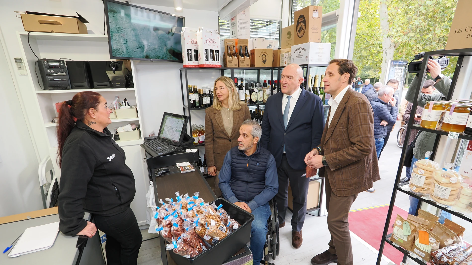 Carnero, De Propios, Íscar y Alicia García conversan con una de las empleadas de la tienda