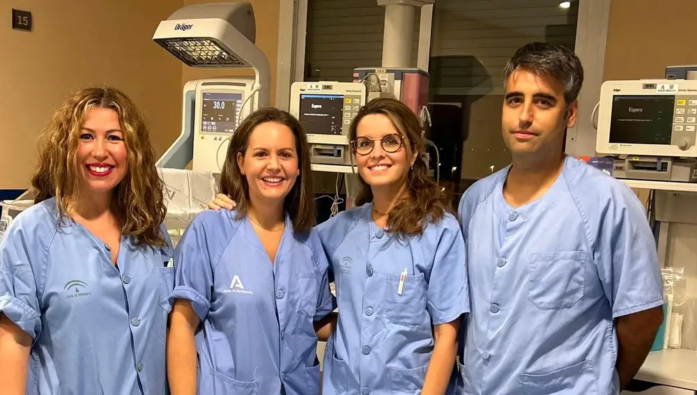 Los cuatro docentes, acreditados con la formación correspondiente, que son profesionales de la Unidad de Neonatología del Hospital Universitario de Valme de Sevilla (de izquierda a derecha): las enfermeras Mª Fernanda Barco y Elena Fuentes junto a la neonatóloga la Dra Josefina Márquez y el enfermero José Carlos Justicia