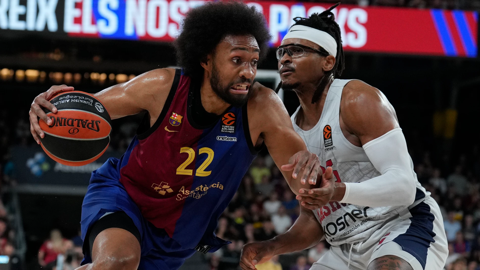 Parker intenta evitar la defensa de Moneke