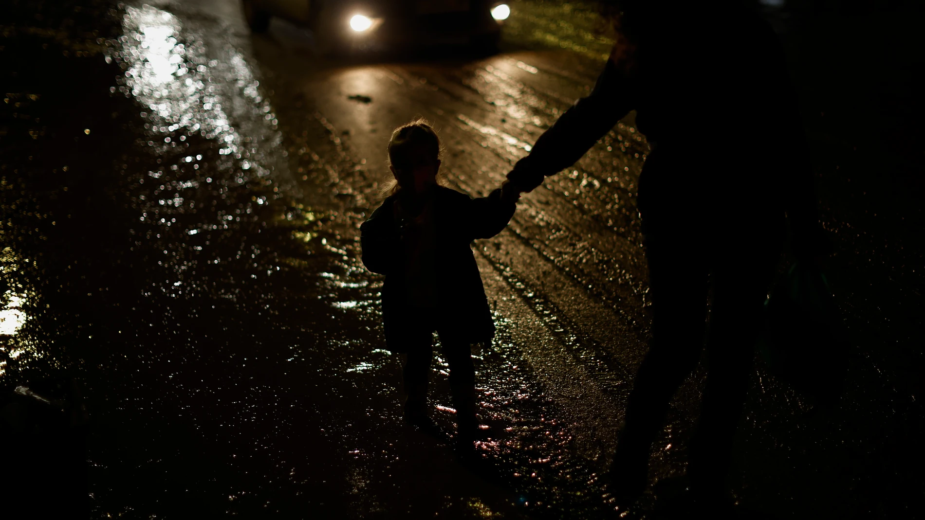 PAIPORTA (VALENCIA), 08/11/2024.- Vecinos caminan en la oscuridad de las calles sin luz de Paiporta este viernes. La Unidad Militar de Emergencias (UME) sitúa en los municipios valencianos de Paiporta, Chiva, Catarroja y Massanassa la situación "más crítica" por la dana y que está requiriendo un mayor número de actuaciones por parte de las fuerzas armadas que trabajan en casi 600 misiones diferentes en 72 localidades. EFE/ Biel Aliño