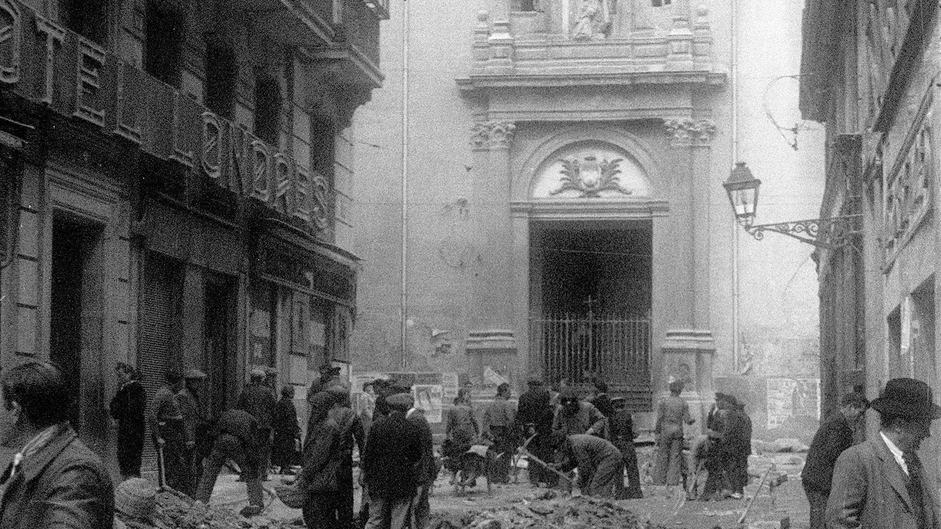 Madrid, mayo de 1939- Trabajos de reconstrucción del viario público en el Madrid de la posguerra.- Efe/Vidal/jt
